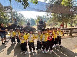 20231218015055.jpg - กิจกรรมทัศนศึกษาแหล่งเรียนรู้นอกสถานที่ เพื่อเปิดโลกทัศน์กว้างไกล สำหรับเด็กปฐมวัย ณ ศูนย์อนุรักษ์ช้างไทย อ.ห้างฉัตร จ.ลำปาง | https://www.pongsanook.ac.th