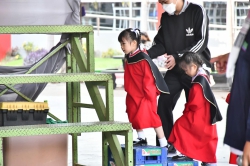 20211224101719.jpg - กิจกรรมถ่ายรูปหมู่นักเรียนชั้นอนุบาล 3 ปีการศึกษา 2564 ในชุดครุยสีแดงดำ เป็นสัญลักษณ์การเตรียมความพร้อมเพื่อเลื่อนขึ้นชั้นประถมศึกษาปีที่ 1 | https://www.pongsanook.ac.th