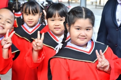 20211224101723.jpg - กิจกรรมถ่ายรูปหมู่นักเรียนชั้นอนุบาล 3 ปีการศึกษา 2564 ในชุดครุยสีแดงดำ เป็นสัญลักษณ์การเตรียมความพร้อมเพื่อเลื่อนขึ้นชั้นประถมศึกษาปีที่ 1 | https://www.pongsanook.ac.th