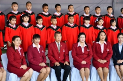 20211224101724.jpg - กิจกรรมถ่ายรูปหมู่นักเรียนชั้นอนุบาล 3 ปีการศึกษา 2564 ในชุดครุยสีแดงดำ เป็นสัญลักษณ์การเตรียมความพร้อมเพื่อเลื่อนขึ้นชั้นประถมศึกษาปีที่ 1 | https://www.pongsanook.ac.th