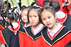 20211224101725.jpg - กิจกรรมถ่ายรูปหมู่นักเรียนชั้นอนุบาล 3 ปีการศึกษา 2564 ในชุดครุยสีแดงดำ เป็นสัญลักษณ์การเตรียมความพร้อมเพื่อเลื่อนขึ้นชั้นประถมศึกษาปีที่ 1 | https://www.pongsanook.ac.th