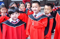 20211224101728.jpg - กิจกรรมถ่ายรูปหมู่นักเรียนชั้นอนุบาล 3 ปีการศึกษา 2564 ในชุดครุยสีแดงดำ เป็นสัญลักษณ์การเตรียมความพร้อมเพื่อเลื่อนขึ้นชั้นประถมศึกษาปีที่ 1 | https://www.pongsanook.ac.th