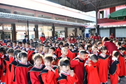 20211224101729.jpg - กิจกรรมถ่ายรูปหมู่นักเรียนชั้นอนุบาล 3 ปีการศึกษา 2564 ในชุดครุยสีแดงดำ เป็นสัญลักษณ์การเตรียมความพร้อมเพื่อเลื่อนขึ้นชั้นประถมศึกษาปีที่ 1 | https://www.pongsanook.ac.th