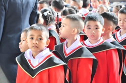 20211224101732(1).jpg - กิจกรรมถ่ายรูปหมู่นักเรียนชั้นอนุบาล 3 ปีการศึกษา 2564 ในชุดครุยสีแดงดำ เป็นสัญลักษณ์การเตรียมความพร้อมเพื่อเลื่อนขึ้นชั้นประถมศึกษาปีที่ 1 | https://www.pongsanook.ac.th