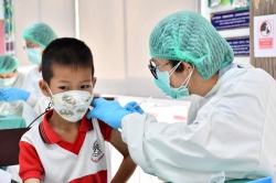 20220304060220.jpg - ภาพบรรยากาศการฉีดวัคซีนป้องกันโรคติดเชื้อไวรัสโคโรนา 2019 (COVID-19) ไฟเซอร์ (ฝาสีส้มสูตรสำหรับเด็ก) สำหรับกลุ่มเด็กอายุ 5-11 ปี | https://www.pongsanook.ac.th