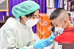 20220304060224.jpg - ภาพบรรยากาศการฉีดวัคซีนป้องกันโรคติดเชื้อไวรัสโคโรนา 2019 (COVID-19) ไฟเซอร์ (ฝาสีส้มสูตรสำหรับเด็ก) สำหรับกลุ่มเด็กอายุ 5-11 ปี | https://www.pongsanook.ac.th