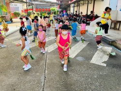 20221128091615(1).jpg - กิจกรรมการละเล่นของเด็กไทย ระดับสายชั้นปฐมวัย ซึ่งกิจกรรมดังกล่าวเป็นการสืบสานอนุรักษ์ประเพณีไทย | https://www.pongsanook.ac.th