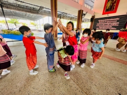 20221128091616.jpg - กิจกรรมการละเล่นของเด็กไทย ระดับสายชั้นปฐมวัย ซึ่งกิจกรรมดังกล่าวเป็นการสืบสานอนุรักษ์ประเพณีไทย | https://www.pongsanook.ac.th