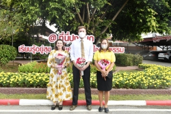 20221129150834.jpg - ผู้อำนวยการโรงเรียนบ้านปงสนุก ได้มอบช่อดอกไม้ต้อนรับครูชาวต่างชาติ (Welcome to Banpongsanook School) | https://www.pongsanook.ac.th