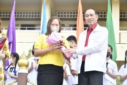 20221129150839.jpg - ผู้อำนวยการโรงเรียนบ้านปงสนุก ได้มอบช่อดอกไม้ต้อนรับครูชาวต่างชาติ (Welcome to Banpongsanook School) | https://www.pongsanook.ac.th
