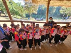 20230125065919(10).jpg - กิจกรรมทัศนศึกษาแหล่งเรียนรู้นอกสถานที่คณะครูและนักเรียนสายชั้นอนุบาลปีที่ 2 ณ ศูนย์อนุรักษ์ช้างไทย อ.ห้างฉัตร จ.ลำปาง | https://www.pongsanook.ac.th