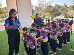 20230125065928(5).jpg - กิจกรรมทัศนศึกษาแหล่งเรียนรู้นอกสถานที่คณะครูและนักเรียนสายชั้นอนุบาลปีที่ 2 ณ ศูนย์อนุรักษ์ช้างไทย อ.ห้างฉัตร จ.ลำปาง | https://www.pongsanook.ac.th