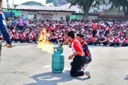 20230130014533(1).jpg - การอบรมความปลอดภัยในสถานศึกษา การปฐมพยาบาล ฝึกซ้อมดับเพลิงและอพยพหนีไฟ  | https://www.pongsanook.ac.th